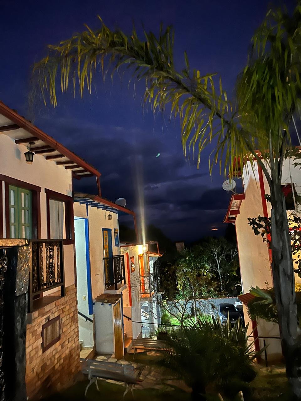 Chalés iluminados à noite