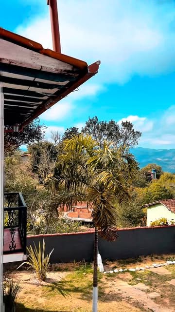 Área externa com pergolado e vista para o vale