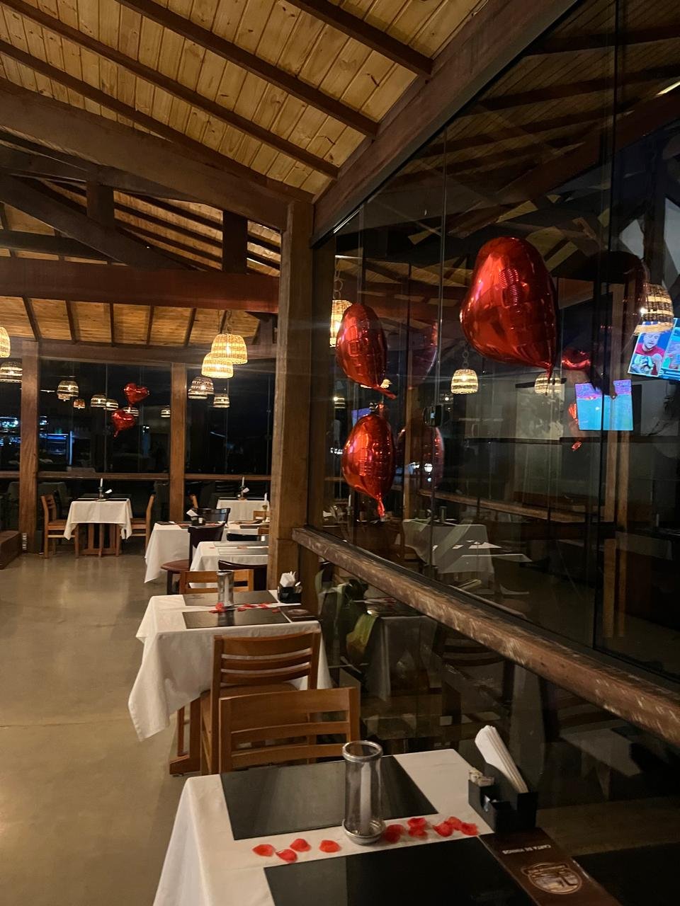 Restaurante da pousada com mesas decoradas à noite
