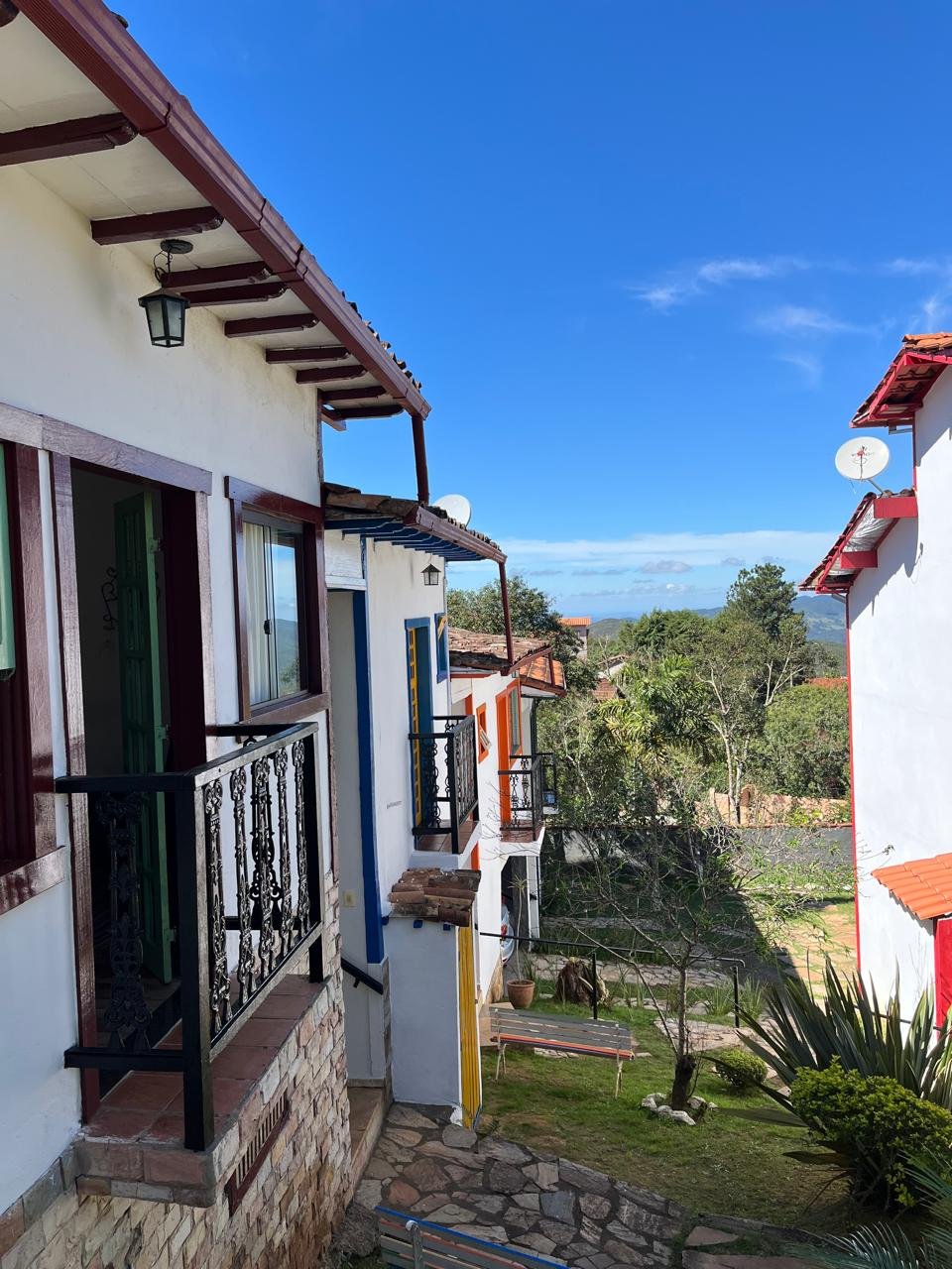 Vista das varandas dos chalés para as montanhas de Lavras Novas